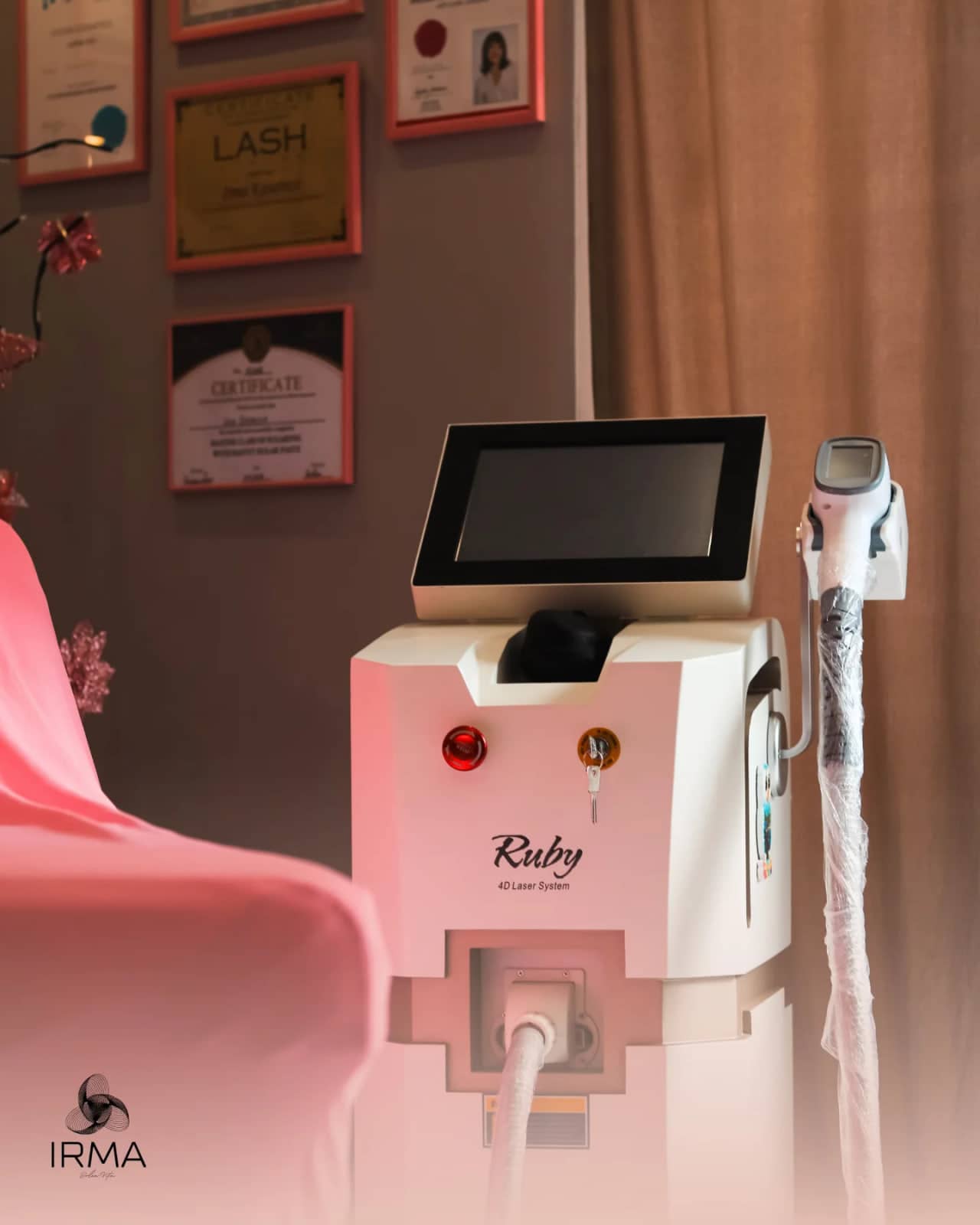 Ruby 4D diodni laser u studiju DolceVita by Irma, ispred zida sa sertifikatima